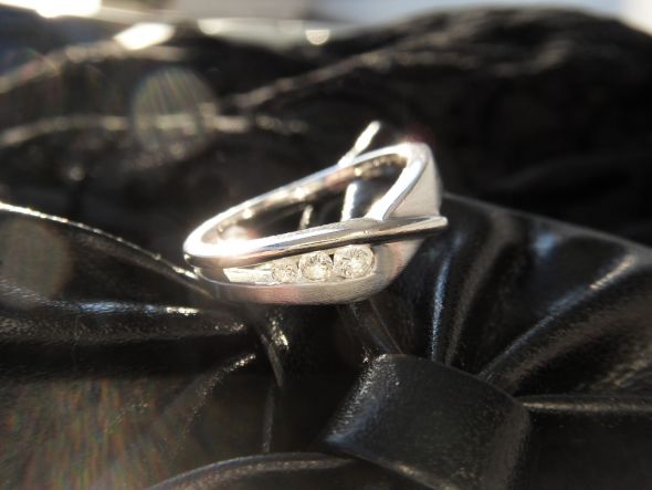 Dainty engagement rings anyone? :  wedding My Ring Black S