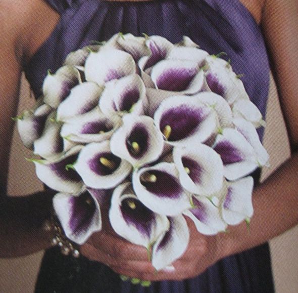 what color of bouquets go with a dark plum almost black bridesmaid dresses