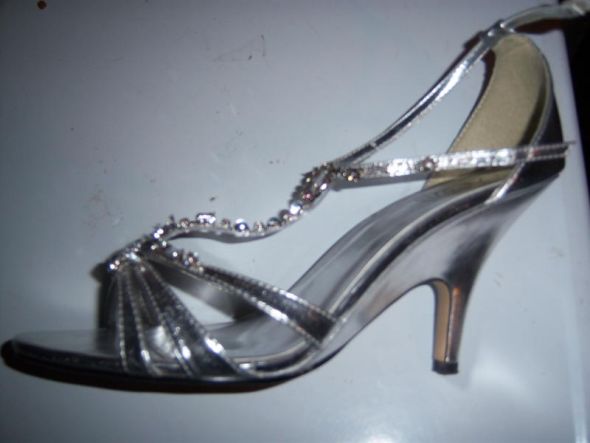 ***BLING SHOES*** SILVER STRAPPY 8.5 OPEN TOE! WiNTeR :  wedding silver bling diamond strappy heels 85 1 crystal shoes 20101213 1