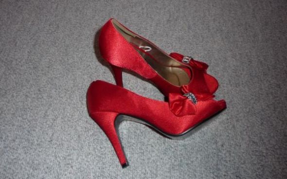 red shoe dye