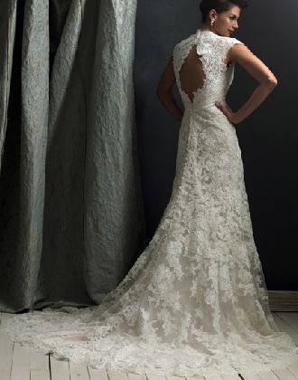 For my part the winter wedding dress should incorporate lace and embroidery 