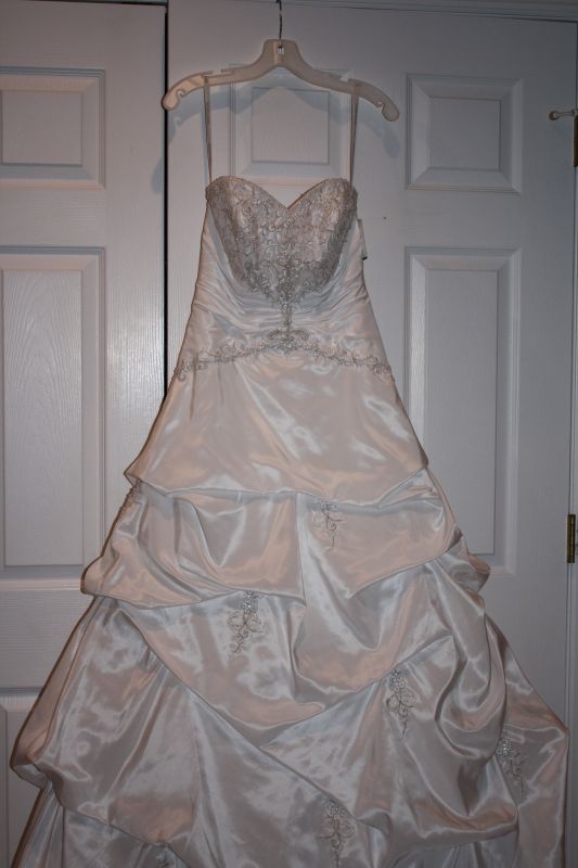 The Front BRAND NEW David's Bridal Wedding Gown T9670 Size 4 wedding