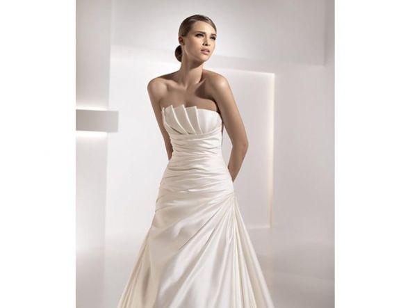 Did you have an all-satin or all-silk wedding dress?  Please post it! :  wedding satin silk dress Pronovias A Line Genova Ivory 2009 64821
