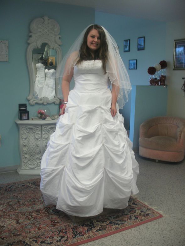 They lost my dress?! Heres pics of the dress!!...with me finally in it!! :  wedding GEDC0004