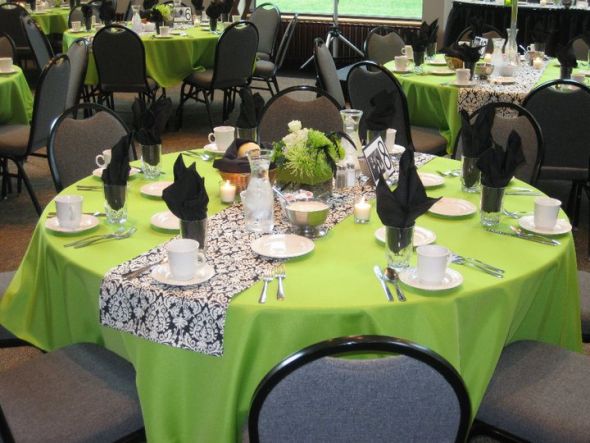 Limeright green tablecloths, black and white damask runners. : wedding 