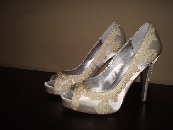 GORGEOUS Ivory Satin Size 6, 4.5 inch heels - NEW never been worn : wedding wedding shoes ivory size 6 45 inches 359