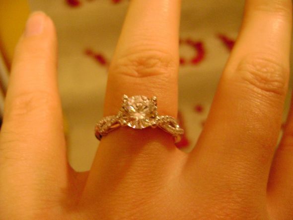 Does anyone have pave settings?  Can you show me? :  wedding Smallerring3