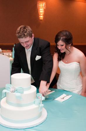 Married Bee's, show us your CAKE! :  wedding cake Cakecutting