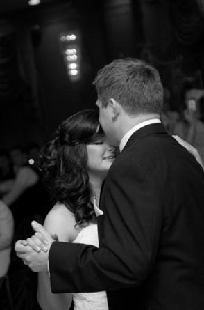 I'm a Mrs! Professional pics (and lots of them)! : wedding Firstdance1