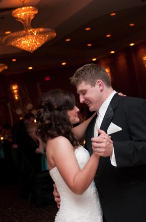 I'm a Mrs! Professional pics (and lots of them)! : wedding Firstdance5