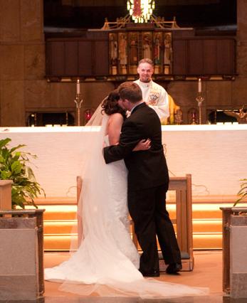 I'm a Mrs! Professional pics (and lots of them)! : wedding Firstkiss