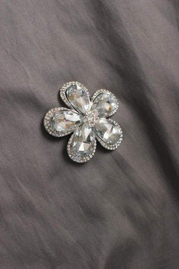 having a hard time with a cake decision... :  wedding cake Flowerbrooch2