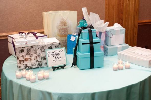 I'm a Mrs! Professional pics (and lots of them)! : wedding Gifttable