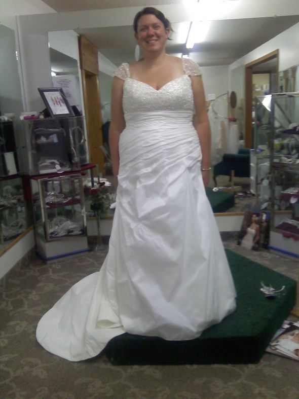 Any pictures of Real Full Figured Brides in any Alfred Angelo dresses??? : wedding 0625001530a