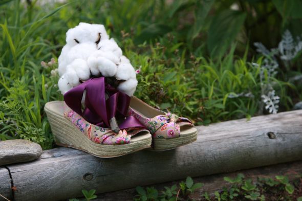 Cotton and burlap. Oh how cheap and wonderful you are! :  wedding Bouquet And Shoes