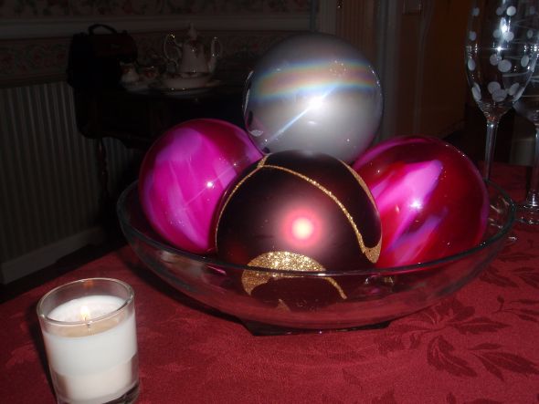 I also like the ornaments in a glass bowl I did something similar on New 
