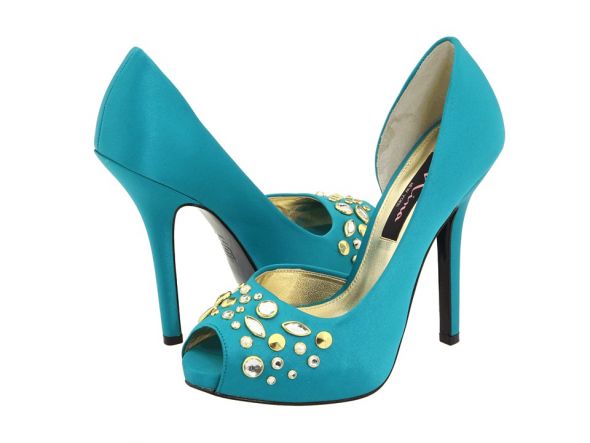I'm in love with Louboutin's Margi Diams strass shoes in blue :  wedding 1300587 P 2x1