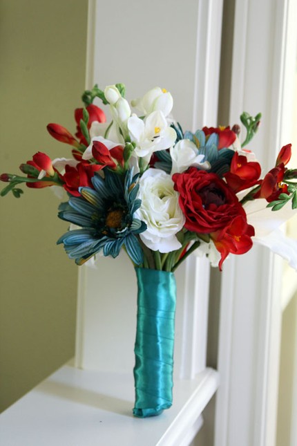  there is no other red anywhere in the wedding but I find the teal red 