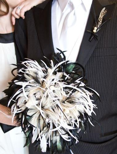 I personally love the feather bridal bouquets made by Emplume 