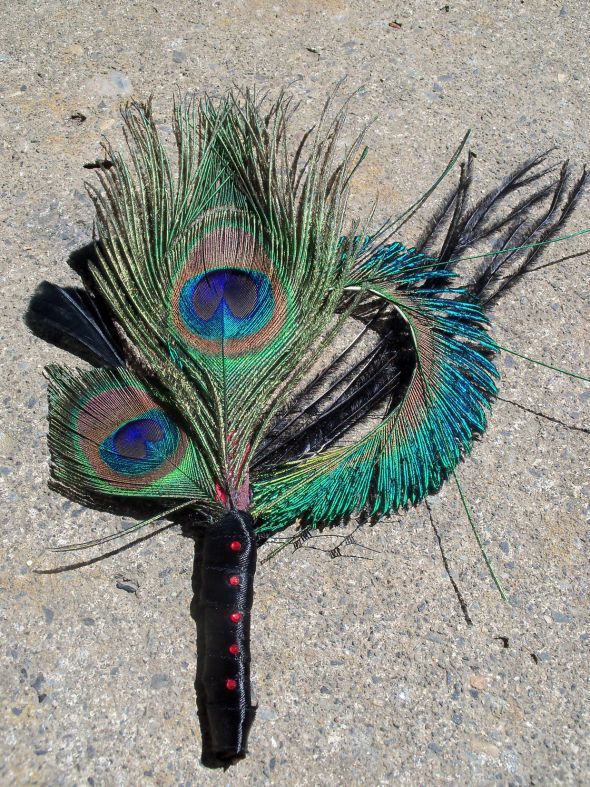 DIY Peacock Feather Boutonnieres/Fans :  wedding asian awesomesauce black blue boutonnieres bouts chinese diy feather flowers gold green navy peacock red teal Diybout1