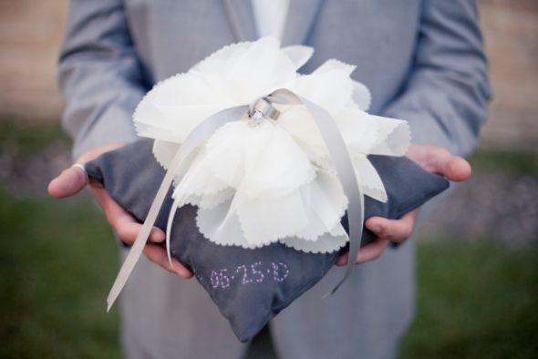 DIY Friday :  wedding diy features Ring Pillow Ring Pillow :  wedding ring bearer pillow silver ceremony ring Ring Pillow 