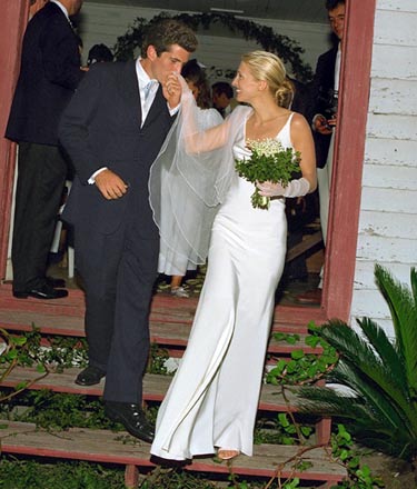Anyone feel pressure to get a fancy wedding dress? :  wedding Carolyn