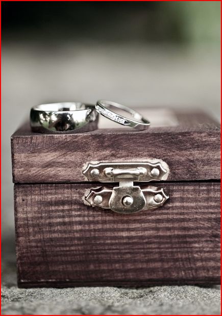 What does your GUY'S ring look like?? :  wedding Rings