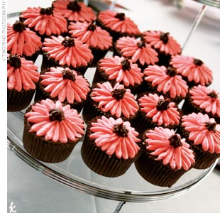 Anyone doing cupcakes instead of cake? : wedding Large Image