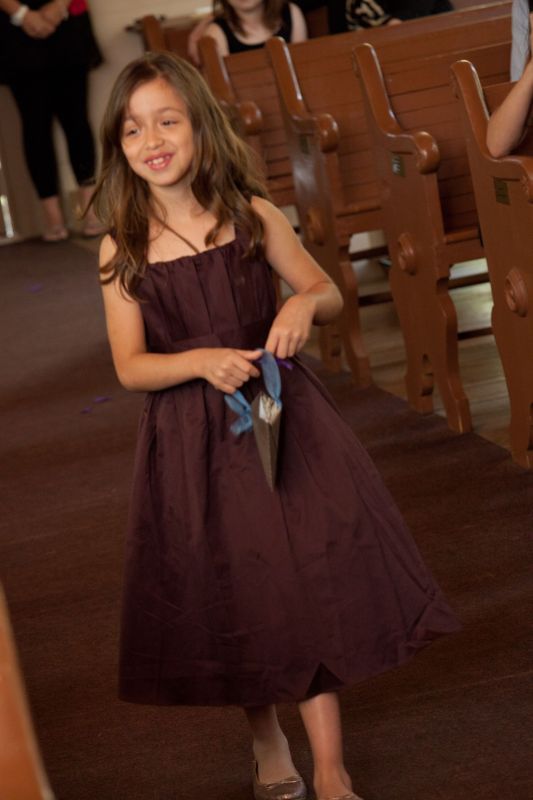 How old is your flower girl and what is she carrying? : wedding Cavazos 83.1