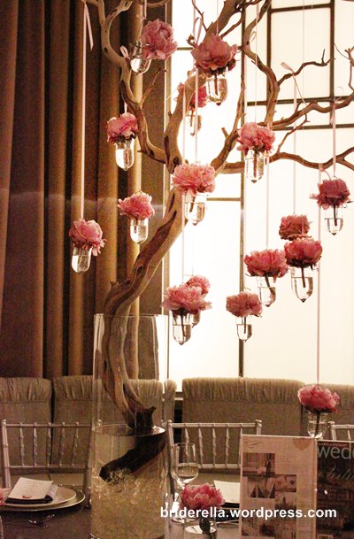 So for a tall wedding centerpiece idea you can use the concept of hanging