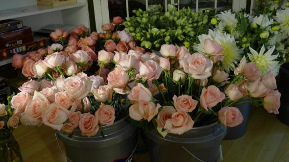 wedding garden roses dahlia lisianthus green pink ivory flowers diy 