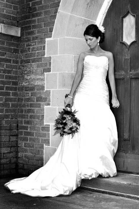 How many brides are not wearing necklaces? :  wedding No Necklace