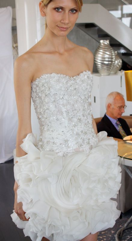 Need help finding a similar dress to this Monique Lhuillier. help please!!!! :  wedding wedding dress wedding dress reception dress white bride MoniqueLhuillierJulesDress