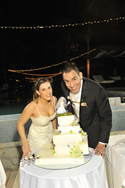 Recap time! Paradise in Panama :  wedding Faces Cake2
