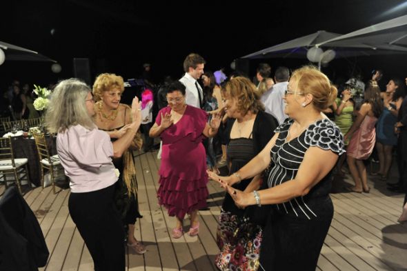 It's a Dance Party! Post your fav pic of you/guests shaking their groove thing! : wedding Mujeres Bailando
