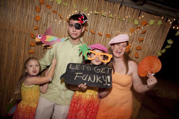 DIY Photo-Booth: an I DO or an I DON'T?? :  wedding photo booth camera reception diy PhotoHut6