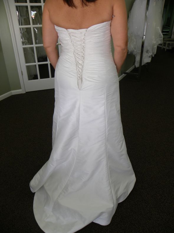 Proof that a curvy girl can rock the heck outta mermaid/trumpet dresses : wedding WeddingDress1b