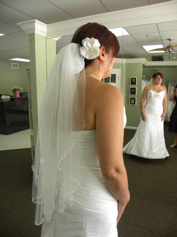 Proof that a curvy girl can rock the heck outta mermaid/trumpet dresses : wedding WeddingDress1c