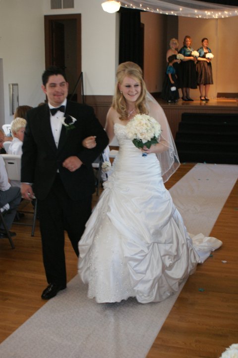 Any Average height/weight brides out there - post how you looked :  wedding 47310 423387633930 507643930 5002964 2313865 N