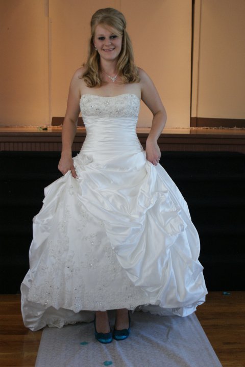 Any Average height/weight brides out there - post how you looked :  wedding 47310 423387713930 507643930 5002979 6207052 N