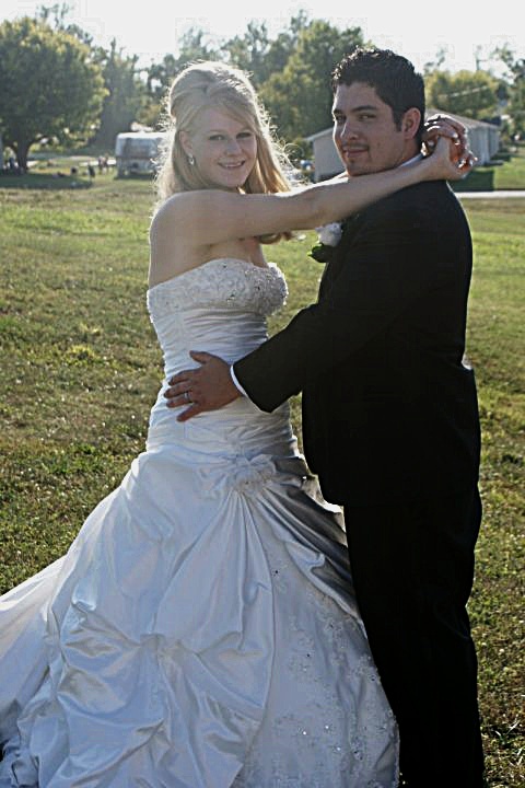 Any Average height/weight brides out there - post how you looked :  wedding 47310 423387993930 507643930 5003028 6721347 N