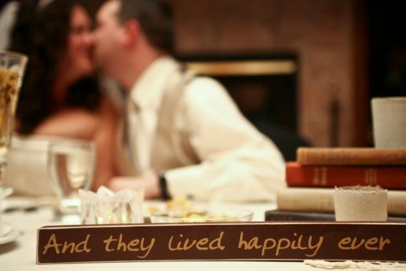 Gallery of the Day : wedding features Siner 2002 0799 Our sweetheart table : wedding brown ivory inspiration diy reception Siner 2002 0799