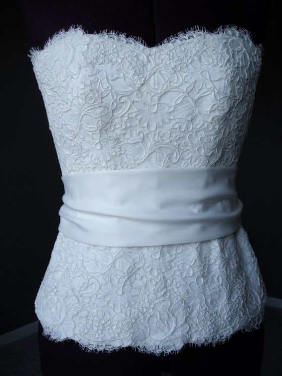 This brandnew ivory Monique Lhuillier REPLICA alencon lace bridal corset 