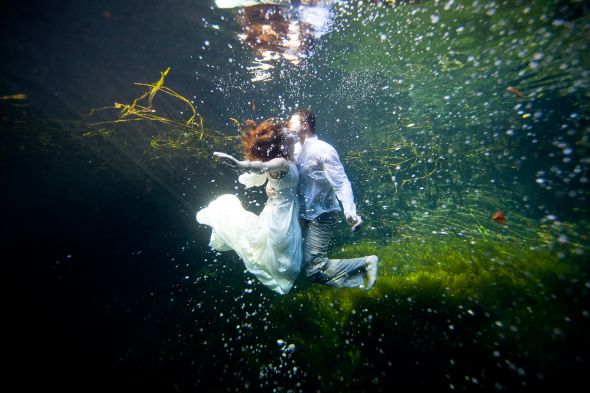 Gallery of the Day : wedding features Wedding Pics 1121 Favorite Trash the Dress Pic : wedding tdd trash the dress underwater black green ivory silver inspiration Wedding Pics 1121