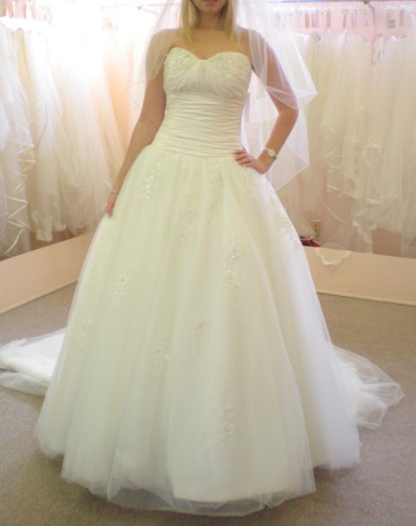 I am so in love with BIG POOFY BALL GOWNS.. SHOW ME YOURS!!! :  wedding Copy Of DSCN0882