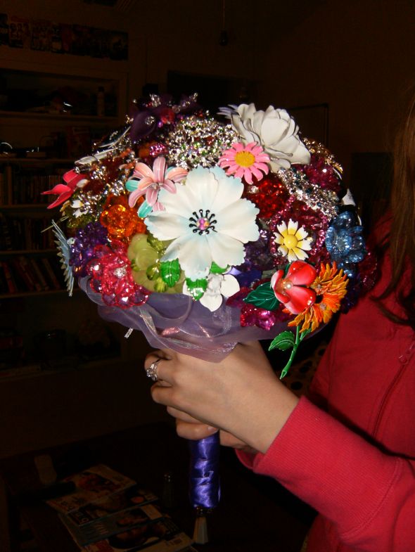 Should it be WHITE instead of PURPLE?! Help! :  wedding brooch bouquet flowers diy white purple help HPIM1929