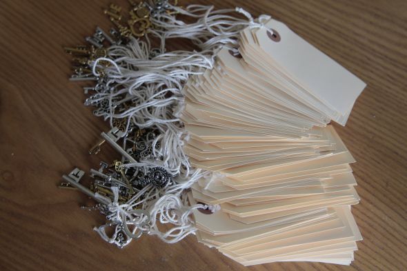 100 skeleton keys with tags for sale ASAP : wedding gold silver MG 2544