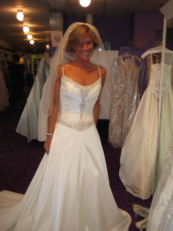 I need help figuring out a designer :  wedding dress help designer mystery Me In Dress