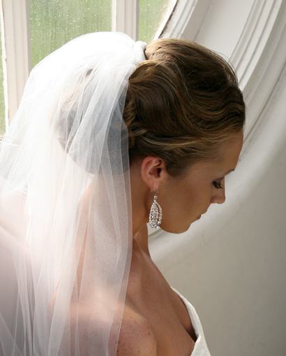 beach wedding hairstyles with veil