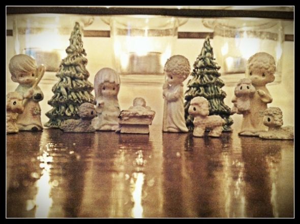 Decorating for Christmas in an apartment? :  wedding christmas decorations apartment Nativity
